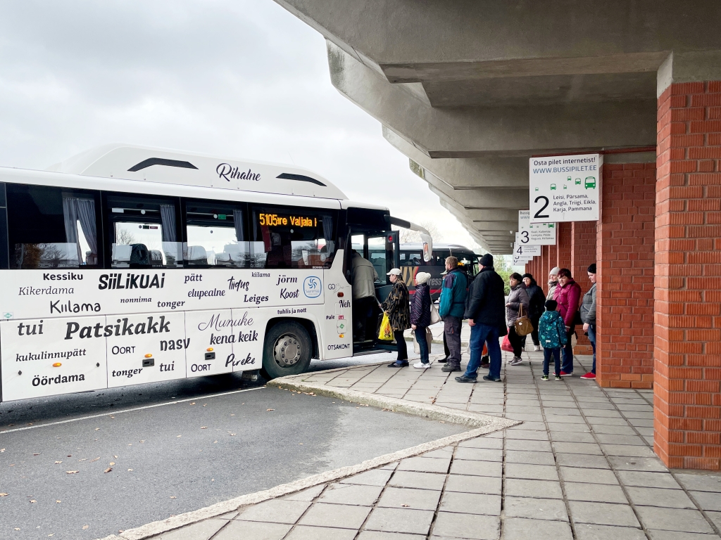 Buss Kuressaare bussijaamas