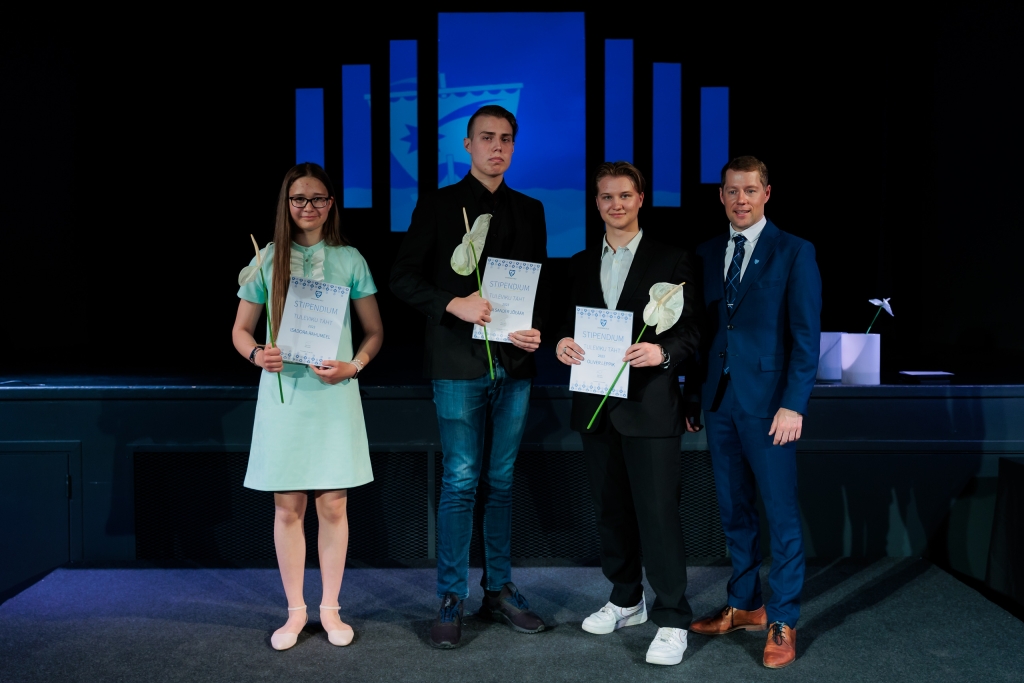Tuleviku tähed 2023: Isadora Rahumeel, Alex Sander Jõeäär ja Oliver Leppik koos vallavanem Mikk Tuisuga