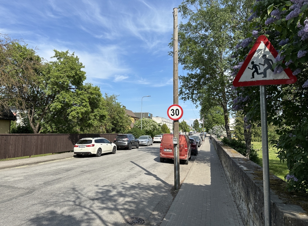 Rohu tänava liikumise suund jääb Torni tn poolt Rootsi tn poole