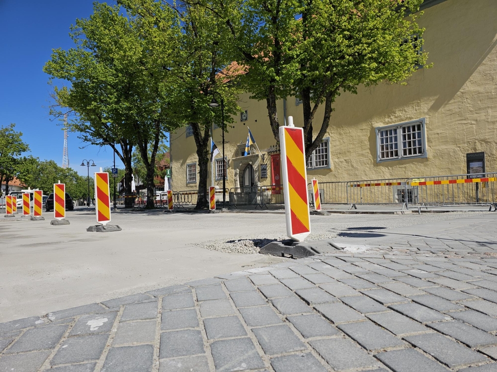 Raekoja esisel alal remonttööd